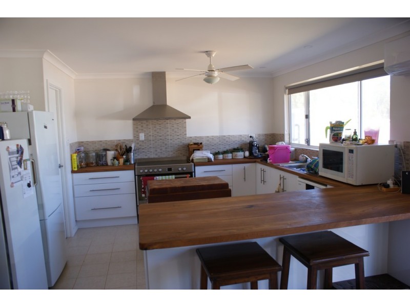 8 Bayliss Road, Dongara WA 6525