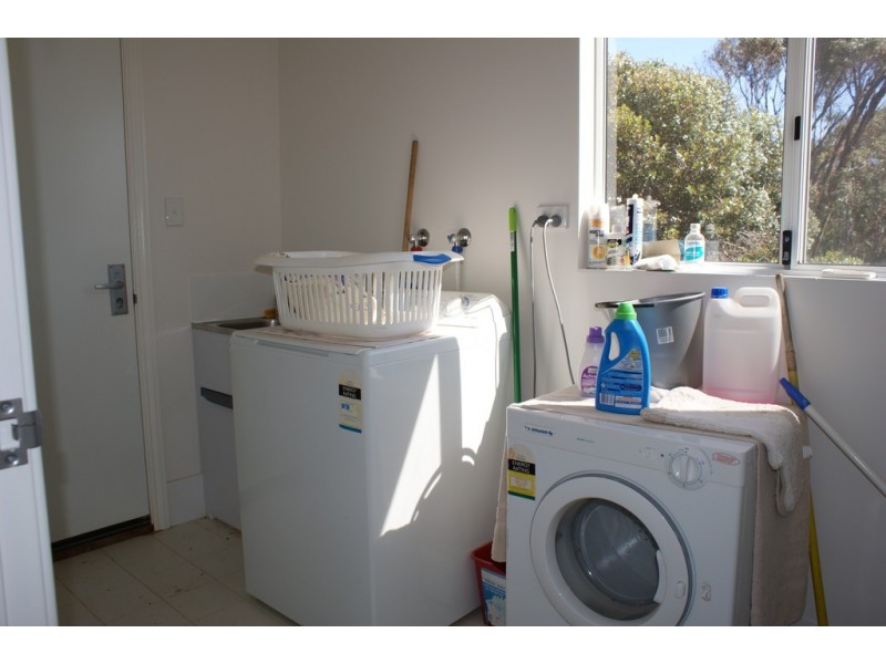 8 Bayliss Road, Dongara WA 6525