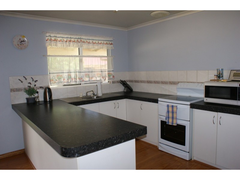 33 Pickering Dve, Dongara WA 6525