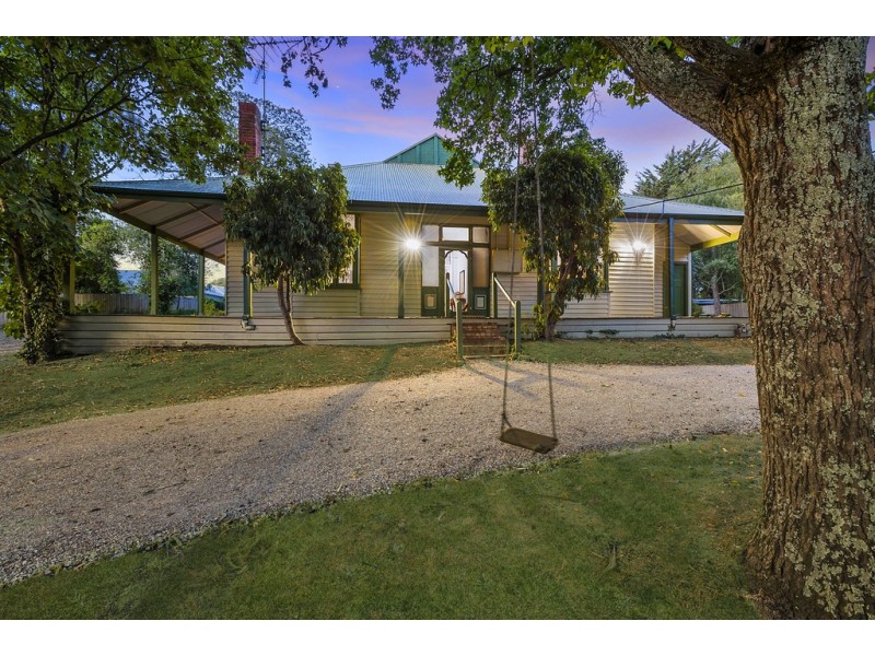 7 Noonan Grove, Woodend VIC 3442