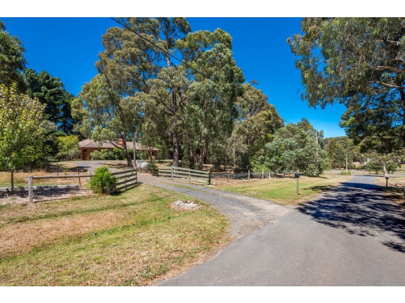 27 Yalonga Road, Woodend VIC 3442
