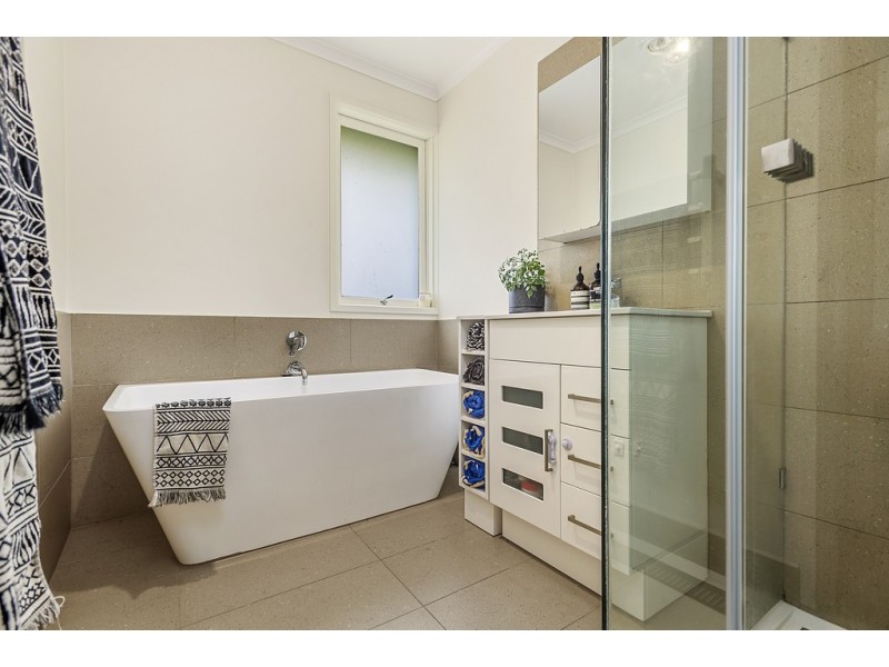 9 Noonan Grove, Woodend VIC 3442