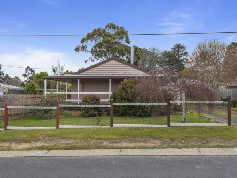 9 Anne Road, Woodend VIC 3442