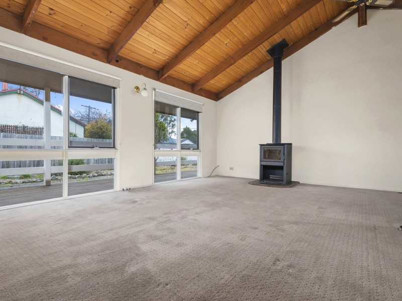 9 Anne Road, Woodend VIC 3442