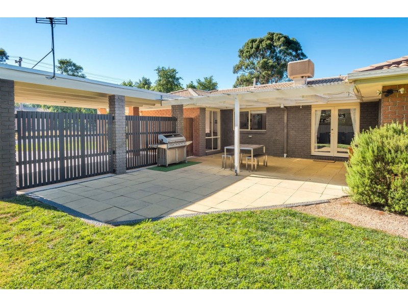 15 Stuart Drive, Woodend VIC 3442