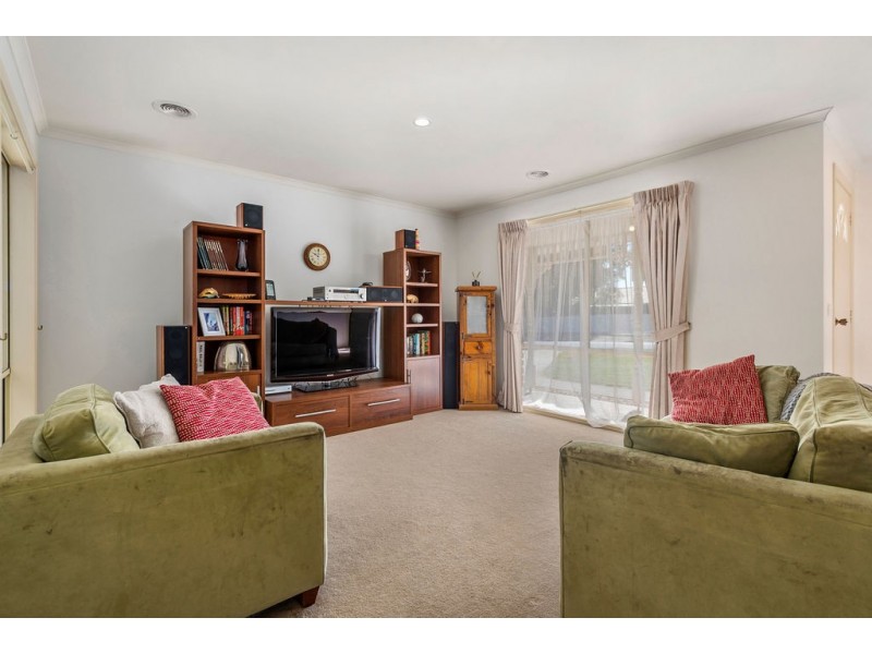 15 Stuart Drive, Woodend VIC 3442
