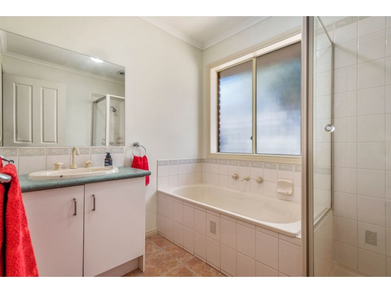 15 Stuart Drive, Woodend VIC 3442
