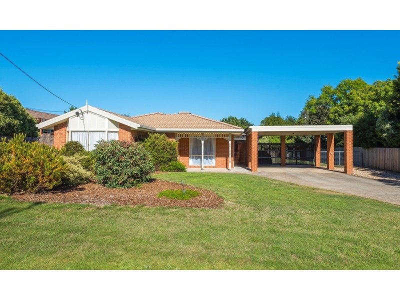 15 Stuart Drive, Woodend VIC 3442