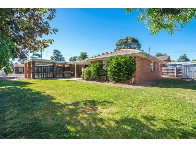 15 Stuart Drive, Woodend VIC 3442
