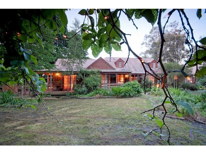 11 BLACKBERRY LANE, Woodend VIC 3442