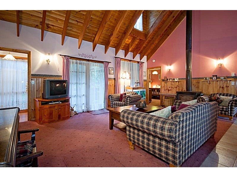 11 BLACKBERRY LANE, Woodend VIC 3442