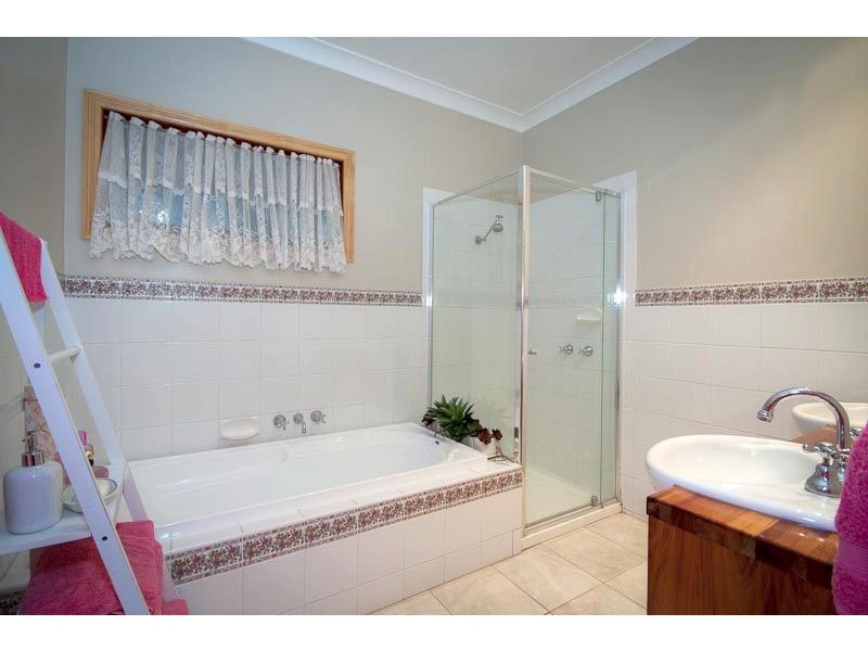 11 BLACKBERRY LANE, Woodend VIC 3442