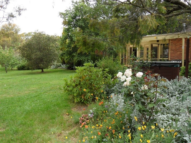 8 Goldies Lane, Woodend VIC 3442