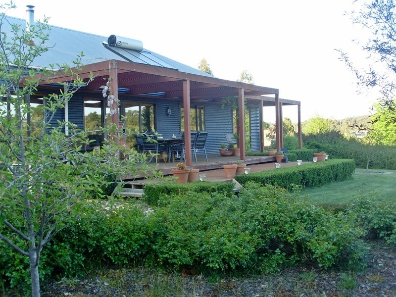 24 Walkers Road, Woodend VIC 3442