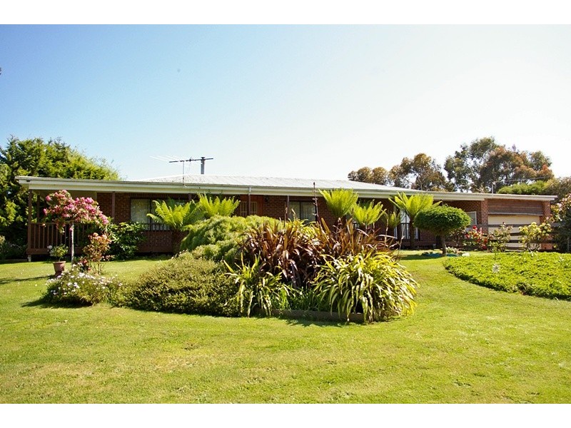 14 Newnham Drive, Romsey VIC 3434