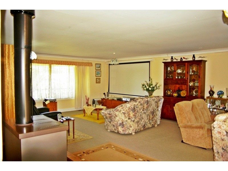 14 Newnham Drive, Romsey VIC 3434