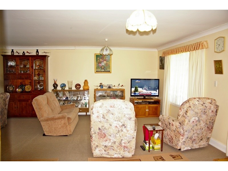 14 Newnham Drive, Romsey VIC 3434