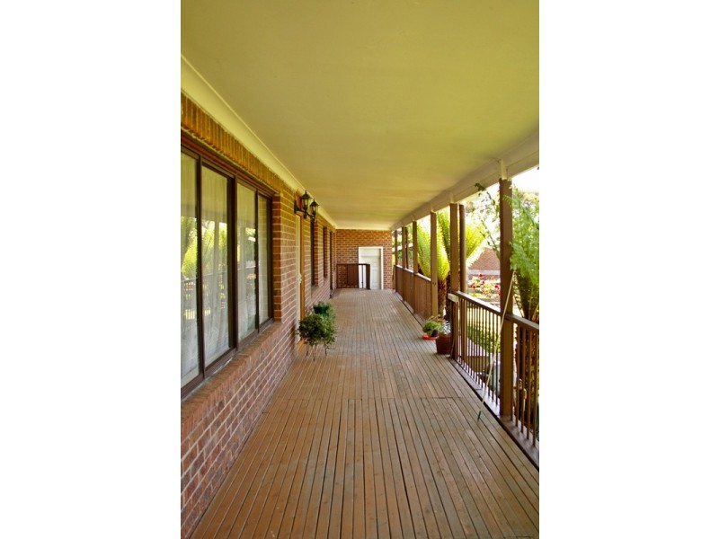 14 Newnham Drive, Romsey VIC 3434