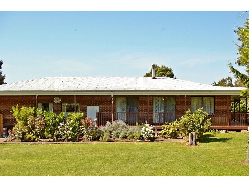 14 Newnham Drive, Romsey VIC 3434