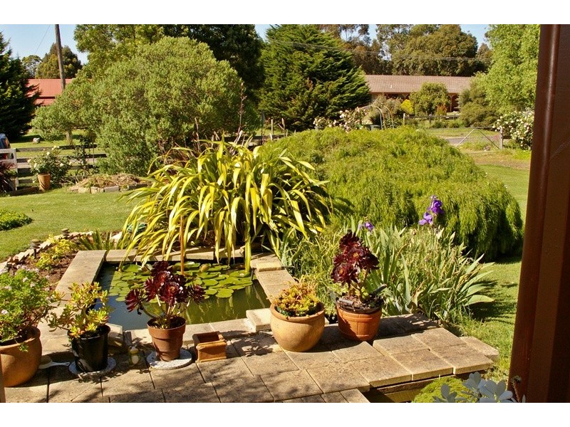14 Newnham Drive, Romsey VIC 3434