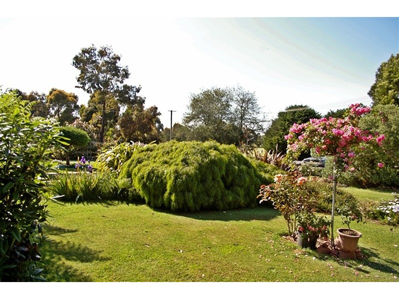14 Newnham Drive, Romsey VIC 3434