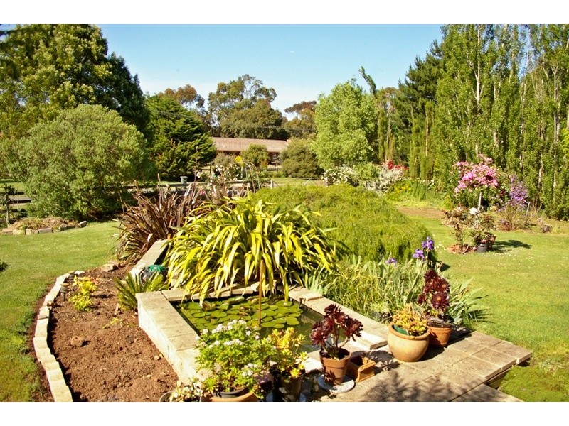 14 Newnham Drive, Romsey VIC 3434