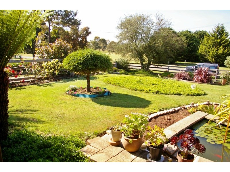 14 Newnham Drive, Romsey VIC 3434