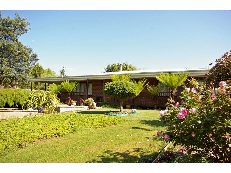 14 Newnham Drive, Romsey VIC 3434