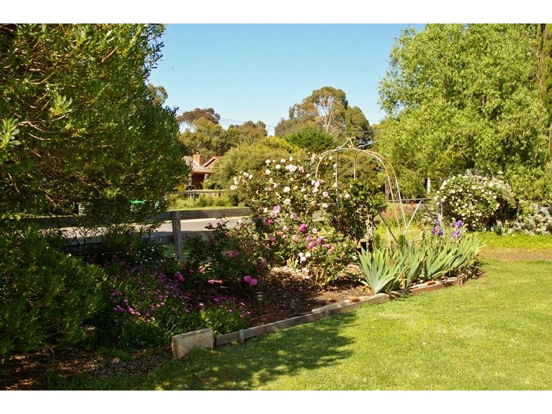14 Newnham Drive, Romsey VIC 3434
