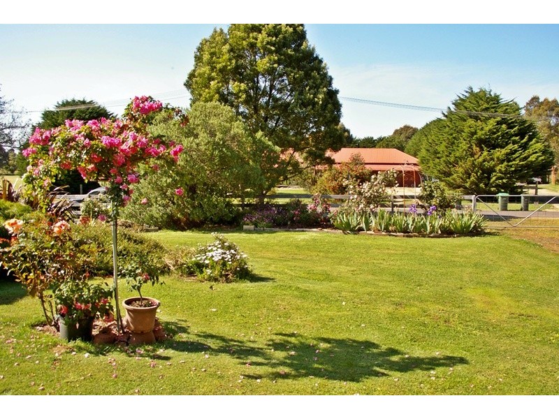 14 Newnham Drive, Romsey VIC 3434