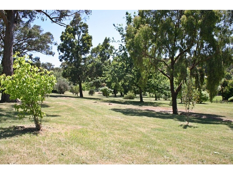 185 Mahoneys Road, Woodend VIC 3442