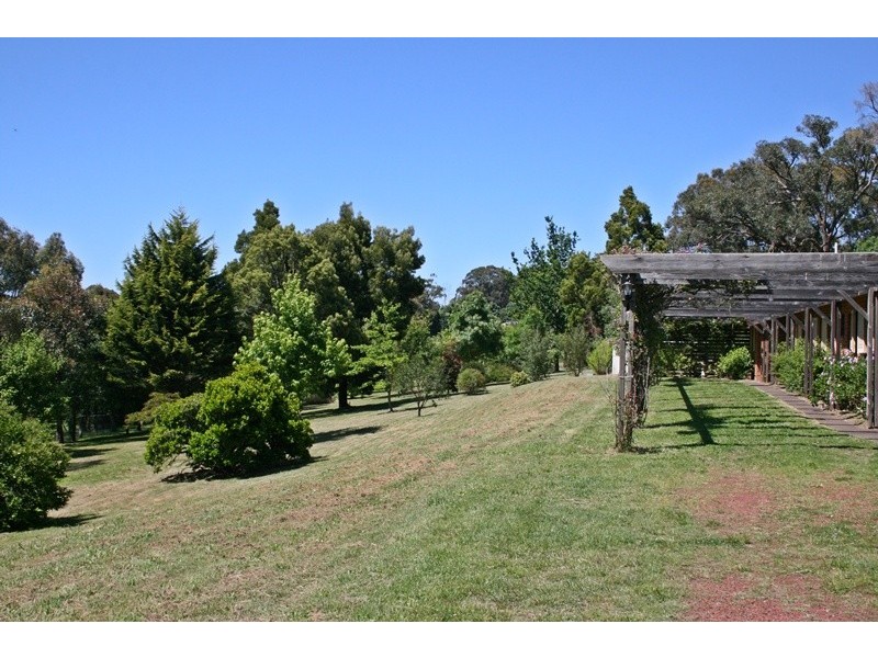 185 Mahoneys Road, Woodend VIC 3442