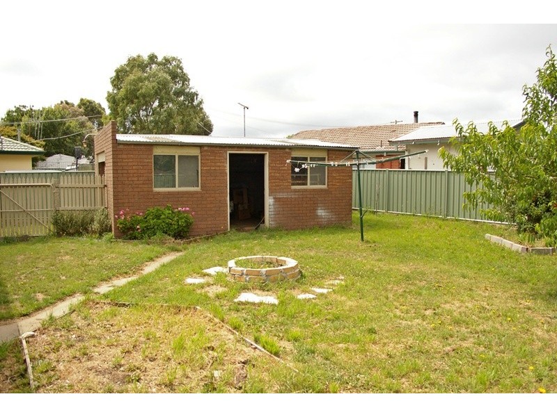 24 Forest Street, Woodend VIC 3442