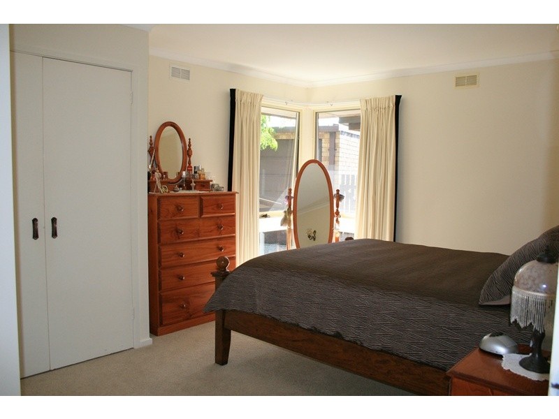 5  James Court, Woodend VIC 3442