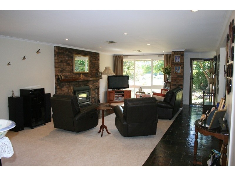 5  James Court, Woodend VIC 3442