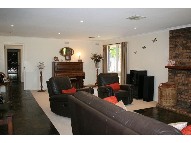5  James Court, Woodend VIC 3442