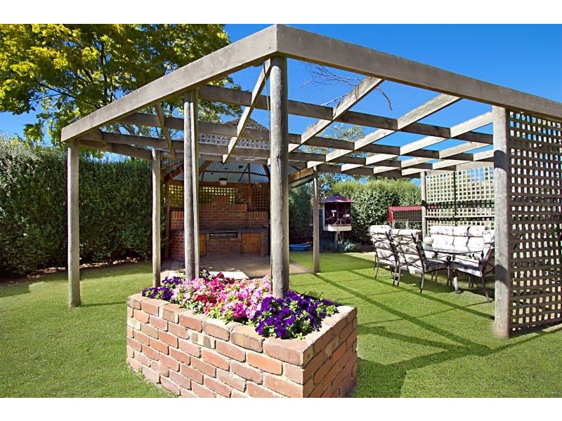 5  James Court, Woodend VIC 3442