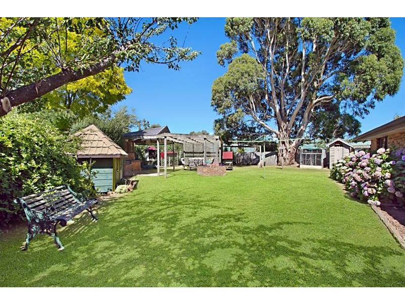 5  James Court, Woodend VIC 3442