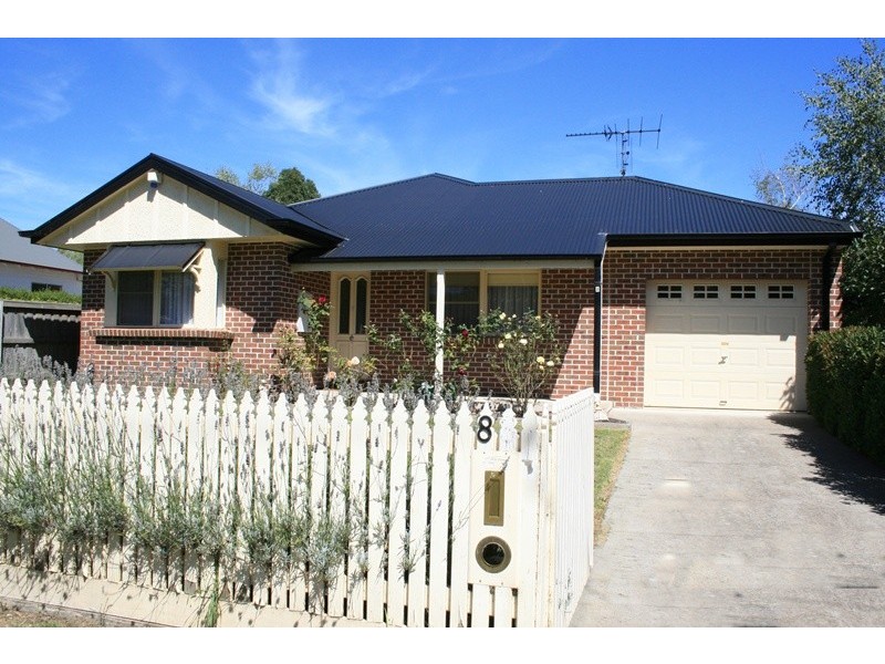 8 Anslow Street, Woodend VIC 3442
