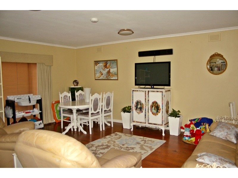 4 Morris Road, Woodend VIC 3442
