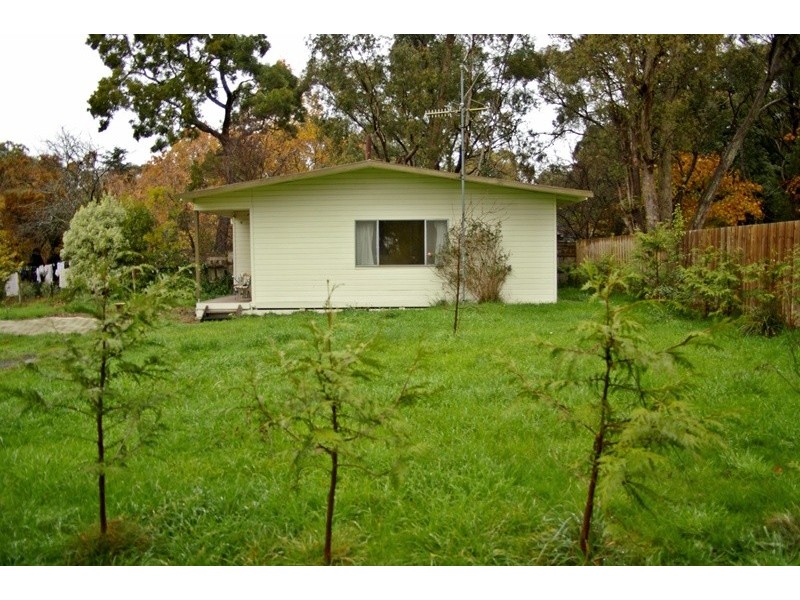 4 Morris Road, Woodend VIC 3442