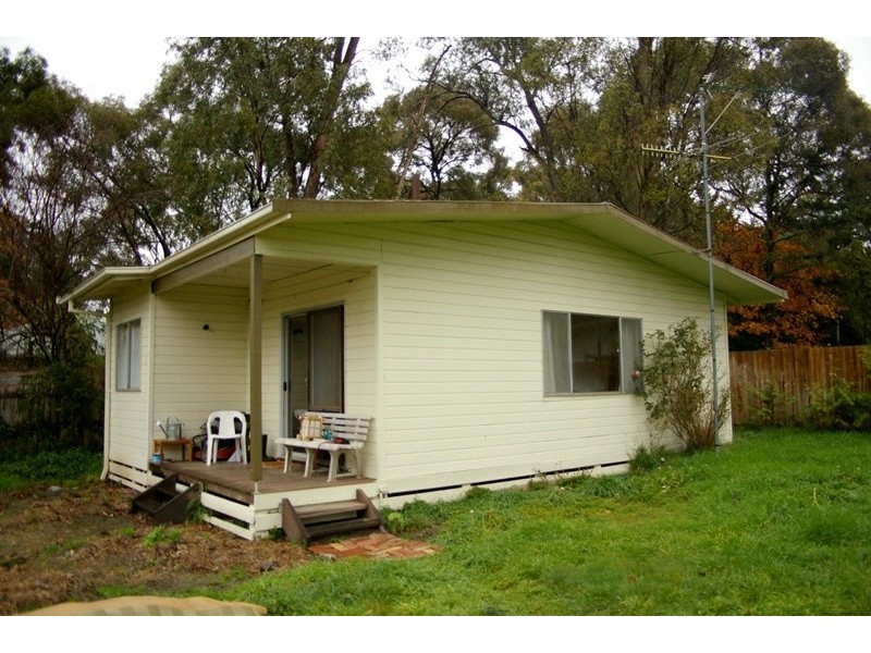 4 Morris Road, Woodend VIC 3442