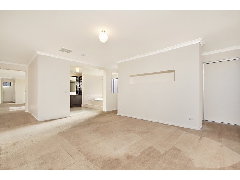 12 Coach House Boulevard, Woodend VIC 3442