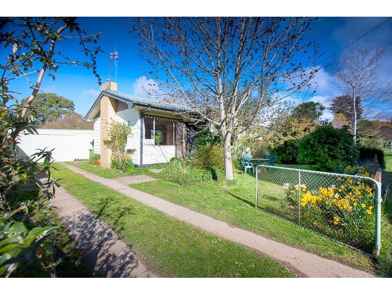 32 Morris Road, Woodend VIC 3442