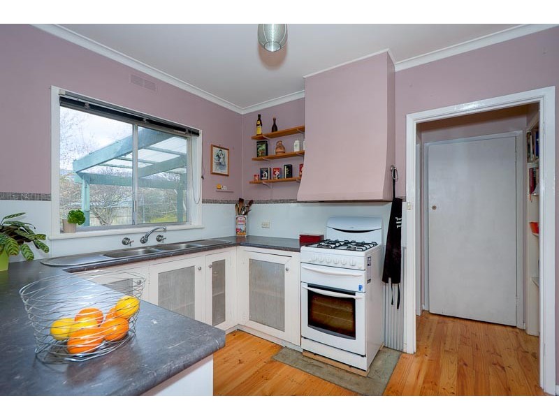 32 Morris Road, Woodend VIC 3442