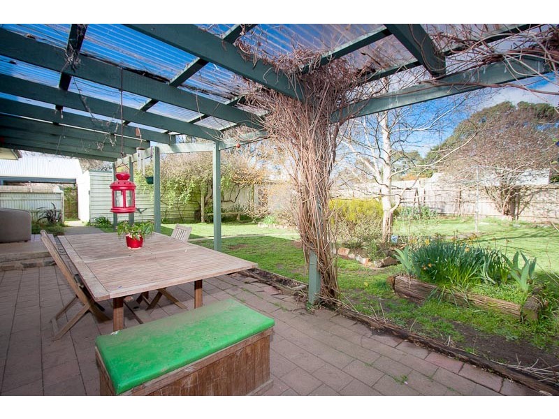 32 Morris Road, Woodend VIC 3442