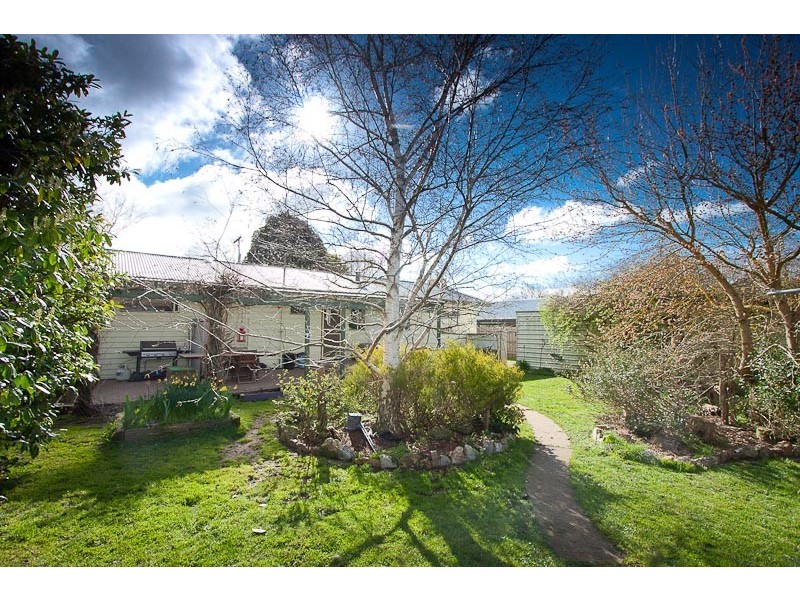 32 Morris Road, Woodend VIC 3442