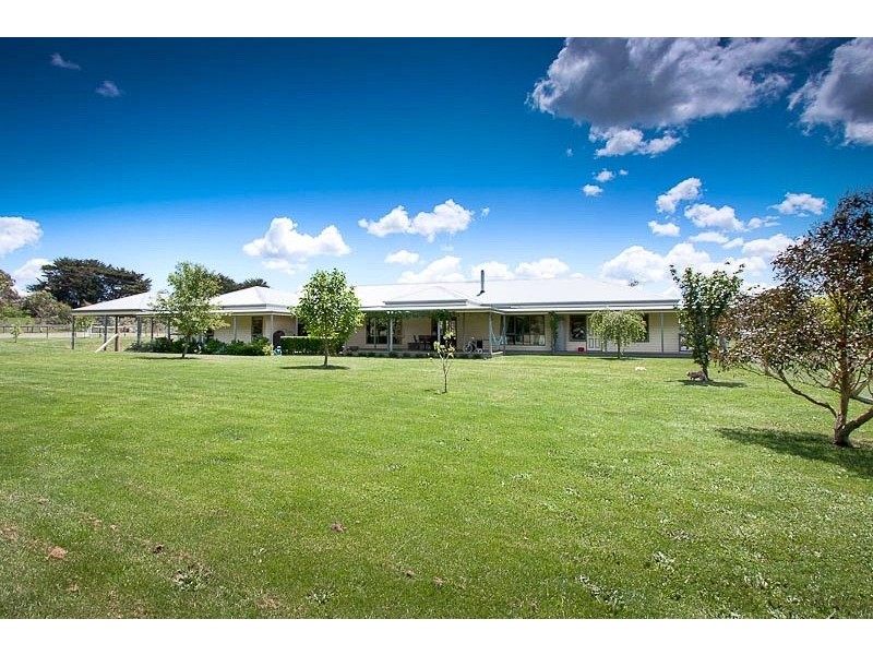 71 Mahoneys Road, Woodend VIC 3442