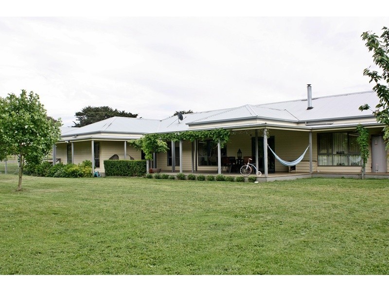 71 Mahoneys Road, Woodend VIC 3442