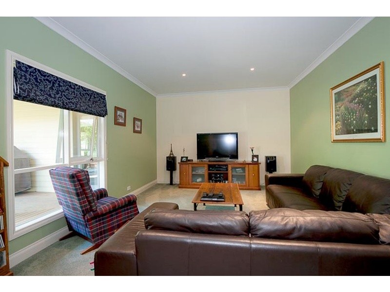 71 Mahoneys Road, Woodend VIC 3442